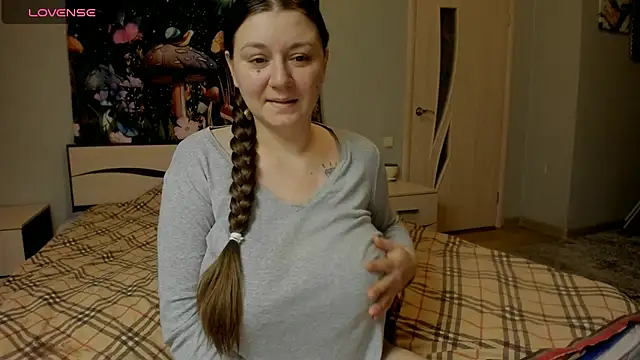 Snapshot of AlisaBacker chatting on 12-16-25, 04:00 AlisaBacker online show from 12-16-25, 04:00