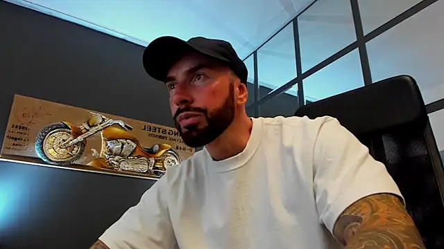 Snapshot of AronGrant chatting on 06-18-26, 09:14 AronGrant online show from 06-18-26, 09:14