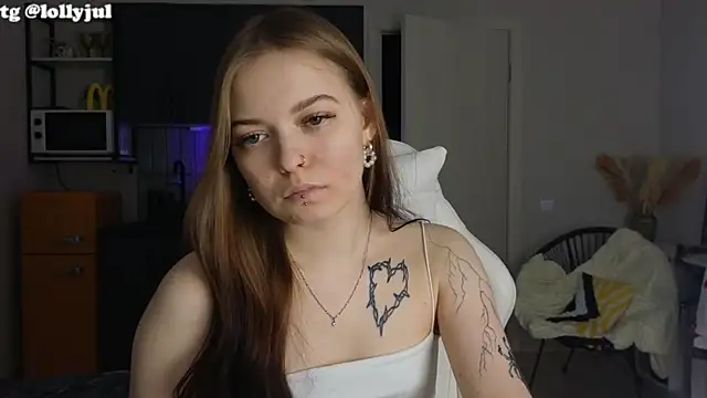 Snapshot of doll_lol_ chatting on 10-13-25, 03:13 doll lol online show from 10-13-25, 03:13