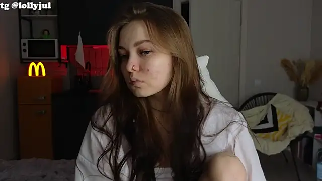 Snapshot of doll_lol_ chatting on 10-22-25, 05:45 doll lol online show from 10-22-25, 05:45