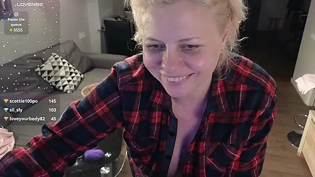 Snapshot of Gray_swann chatting on 01-18-25, 11:55 Gray swann online show from 01-18-25, 11:55