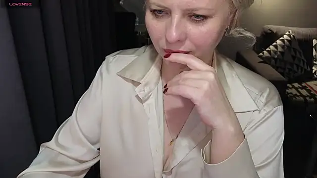 Snapshot of Gray_swann chatting on 02-26-25, 11:30 Gray swann online show from 02-26-25, 11:30