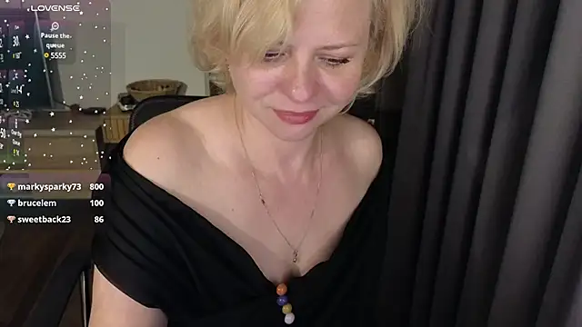 Snapshot of Gray_swann chatting on 02-10-25, 10:09 Gray swann online show from 02-10-25, 10:09