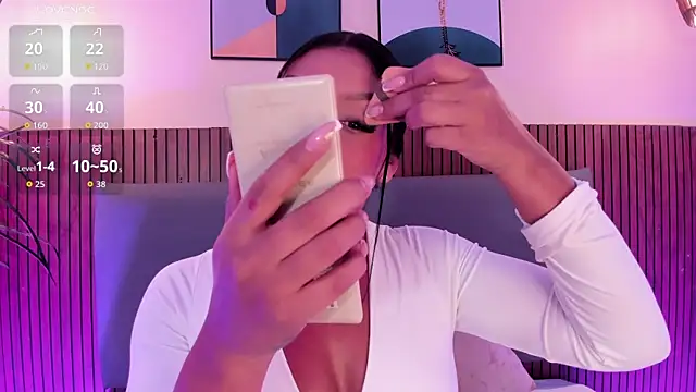 NicolleeEvanss online show from 11-11-25, 12:00