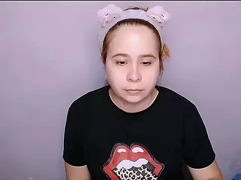 Snapshot of SubLayla01 chatting on 06-15-26, 06:07 SubLayla01 online show from 06-15-26, 06:07