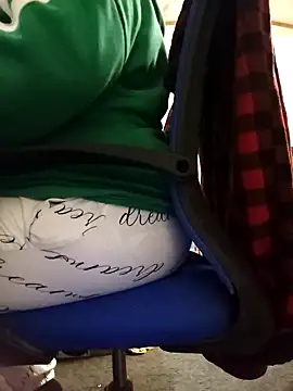 Snapshot of missthickness35_Pika chatting on 01-28-25, 01:49 missthickness35 Pika online show from 01-28-25, 01:49