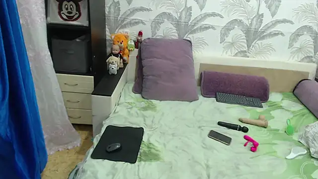 Snapshot of CamDiva113 chatting on 09-12-25, 01:28 CamDiva113 online show from 09-12-25, 01:28