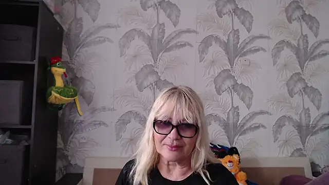 Snapshot of CamDiva113 chatting on 03-21-25, 01:01 CamDiva113 online show from 03-21-25, 01:01