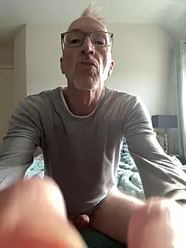 Snapshot of les-machines@xh chatting on 04-21-26, 07:37 les-machinesxh online show from 04-21-26, 07:37