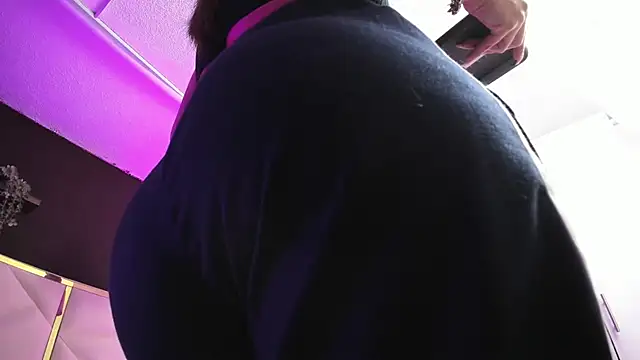 April bowie online show from 11-22-25, 11:20