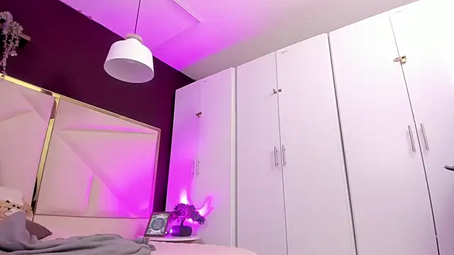 April bowie online show from 09-30-25, 12:22