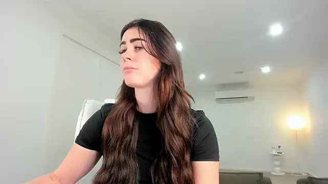 Snapshot of aus_queen chatting on 10-18-25, 12:12 aus queen online show from 10-18-25, 12:12