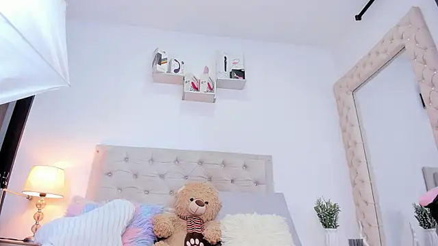 lorennahernandez01 online show from 12-20-25, 11:35