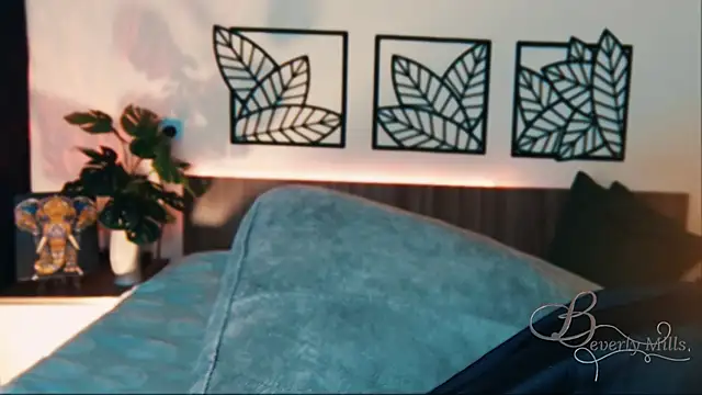 Snapshot of MissBeverlyMills chatting on 02-21-25, 11:01 MissBeverlyMills online show from 02-21-25, 11:01