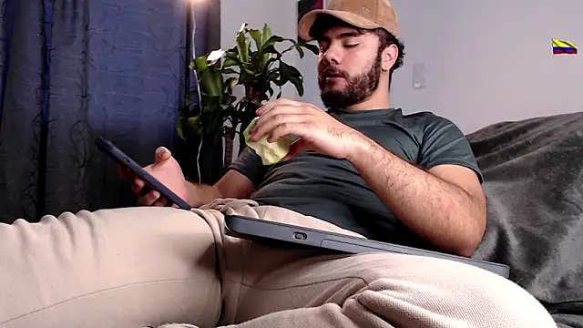 Snapshot of caprywilliams chatting on 11-14-25, 12:31 caprywilliams online show from 11-14-25, 12:31