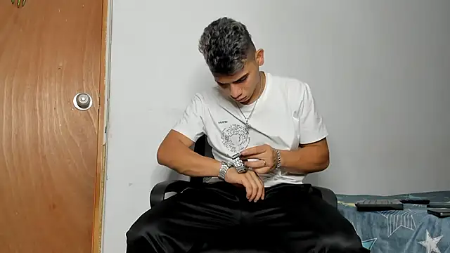 andrew rose  online show from 12-20-25, 04:21