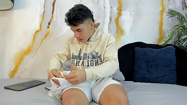 andrew rose  online show from 10-06-25, 04:08