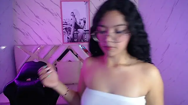 Snapshot of victoria_castillo_b chatting on 03-21-25, 02:50 victoria castillo b online show from 03-21-25, 02:50