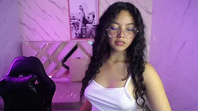 Snapshot of victoria_castillo_b chatting on 03-20-25, 03:02 victoria castillo b online show from 03-20-25, 03:02