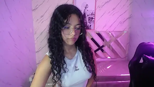 Snapshot of victoria_castillo_b chatting on 03-13-25, 03:33 victoria castillo b online show from 03-13-25, 03:33