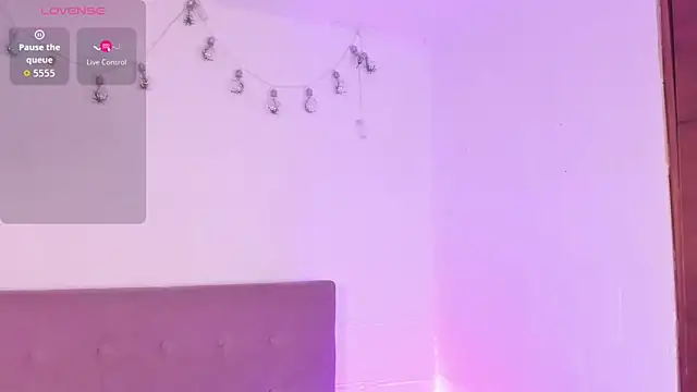 Snapshot of v1cky_ chatting on 11-17-25, 10:47 v1cky online show from 11-17-25, 10:47