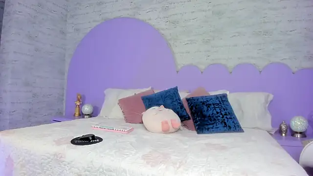 Giaa Ross online show from 11-18-25, 08:01