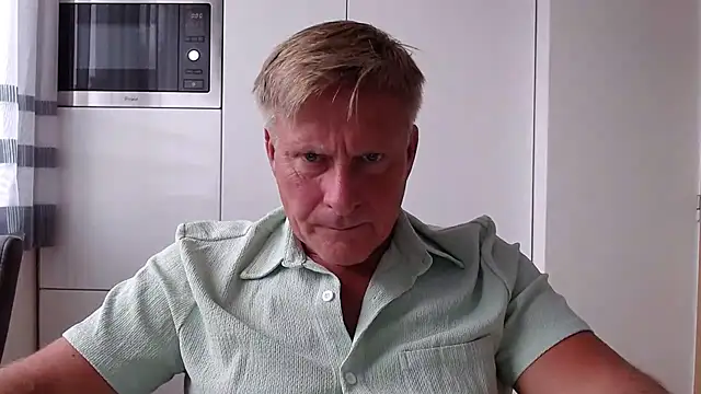 Snapshot of johnnym1 chatting on 09-12-25, 01:55 johnnym1 online show from 09-12-25, 01:55
