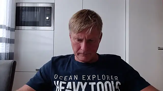 Snapshot of johnnym1 chatting on 10-01-25, 02:43 johnnym1 online show from 10-01-25, 02:43