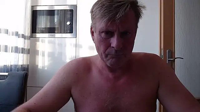 Snapshot of johnnym1 chatting on 10-20-25, 03:23 johnnym1 online show from 10-20-25, 03:23