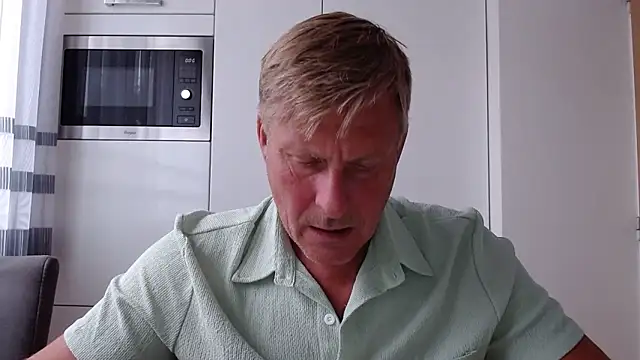 Snapshot of johnnym1 chatting on 09-25-25, 10:43 johnnym1 online show from 09-25-25, 10:43