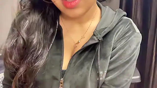 Snapshot of Spice-Summi chatting on 01-09-25, 12:41 Spice-Summi online show from 01-09-25, 12:41