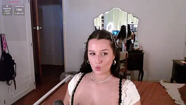 Snapshot of Lenas_Room chatting on 12-20-25, 08:50 Lenas Room online show from 12-20-25, 08:50