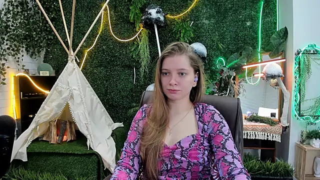 Snapshot of MayaSinabon chatting on 09-29-25, 05:14 MayaSinabon online show from 09-29-25, 05:14