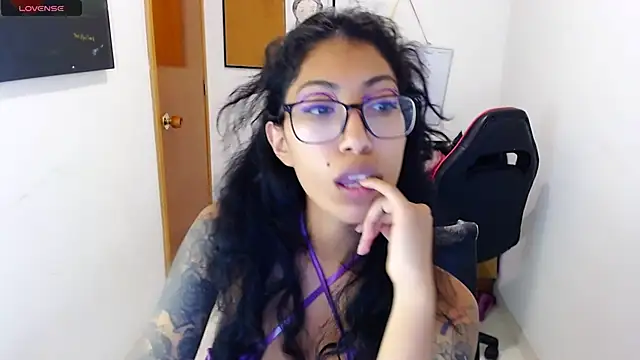 Snapshot of sofia_rosse4 chatting on 06-12-26, 01:03 sofia rosse4 online show from 06-12-26, 01:03