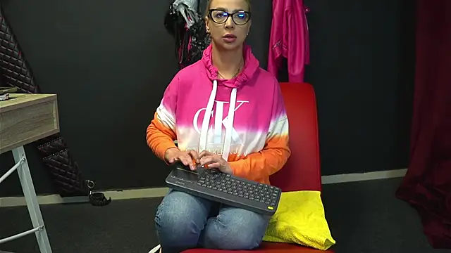Snapshot of CelineConner chatting on 10-10-25, 04:02 CelineConner online show from 10-10-25, 04:02