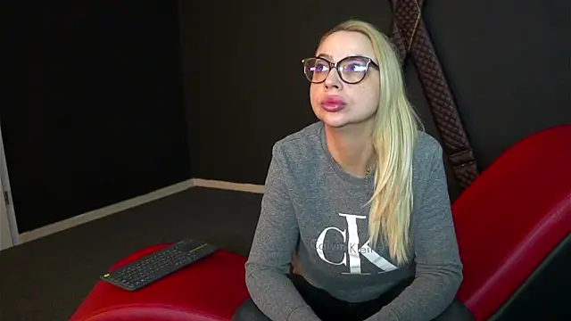 Snapshot of CelineConner chatting on 02-11-25, 05:16 CelineConner online show from 02-11-25, 05:16