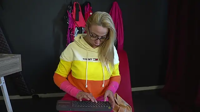 Snapshot of CelineConner chatting on 09-16-25, 04:46 CelineConner online show from 09-16-25, 04:46