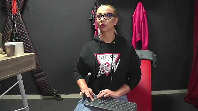 Snapshot of CelineConner chatting on 09-22-25, 04:07 CelineConner online show from 09-22-25, 04:07