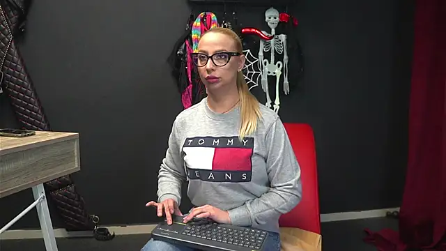 CelineConner online show from 10-27-25, 05:08