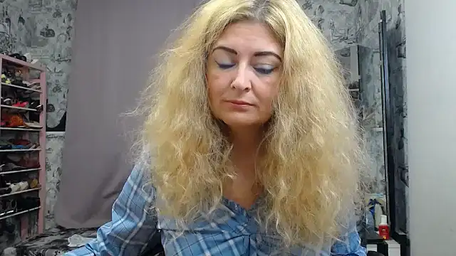 Snapshot of Helen1974 chatting on 10-04-25, 03:41 Helen1974 online show from 10-04-25, 03:41
