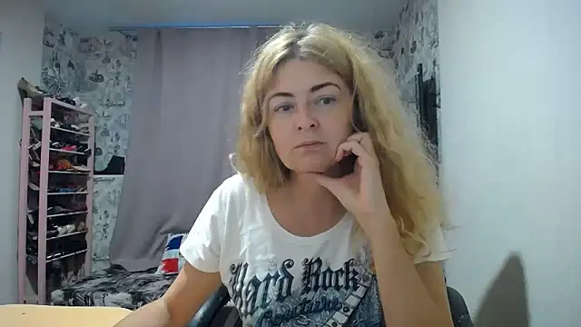 Snapshot of Helen1974 chatting on 10-03-25, 03:02 Helen1974 online show from 10-03-25, 03:02