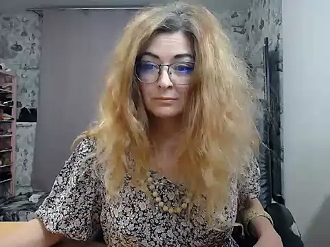 Snapshot of Helen1974 chatting on 03-12-25, 09:24 Helen1974 online show from 03-12-25, 09:24