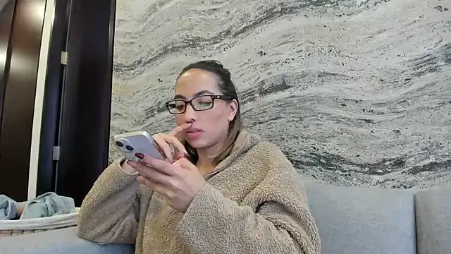 Snapshot of Sophi__a chatting on 02-19-25, 11:04 Sophi  a online show from 02-19-25, 11:04