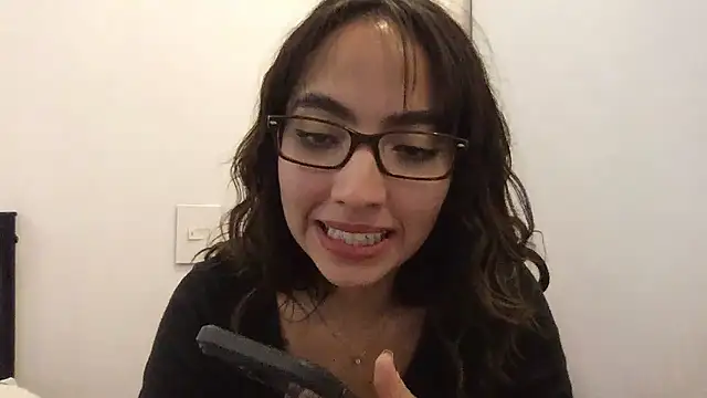 Snapshot of Sophi__a chatting on 01-10-26, 01:12 Sophi a online show from 01-10-26, 01:12