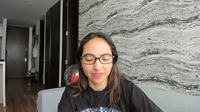 Snapshot of Sophi__a chatting on 10-19-25, 02:09 Sophi  a online show from 10-19-25, 02:09