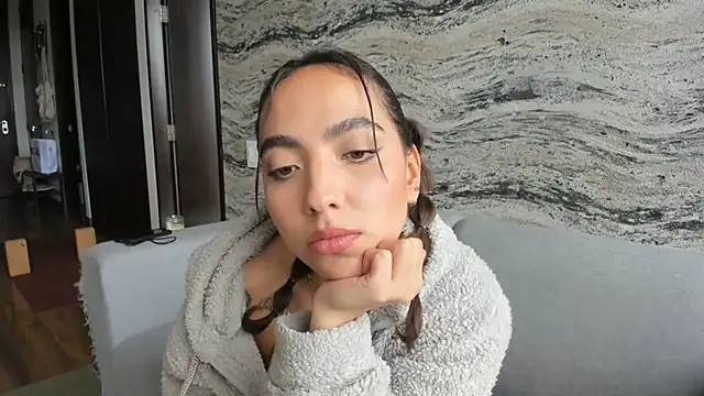 Snapshot of Sophi__a chatting on 11-12-25, 08:01 Sophi a online show from 11-12-25, 08:01