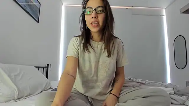 Snapshot of Sophi__a chatting on 02-05-26, 02:46 Sophi a online show from 02-05-26, 02:46