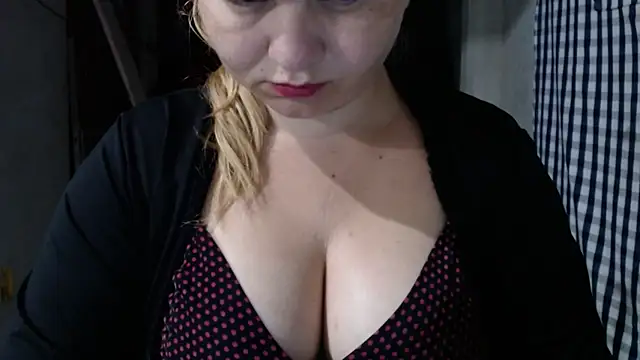 Snapshot of laiscibelle chatting on 11-15-25, 04:05 laiscibelle online show from 11-15-25, 04:05