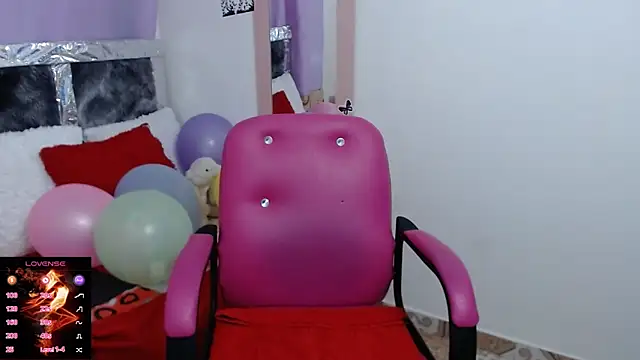 Snapshot of CristialJones_ chatting on 03-18-25, 05:33 CristialJones online show from 03-18-25, 05:33