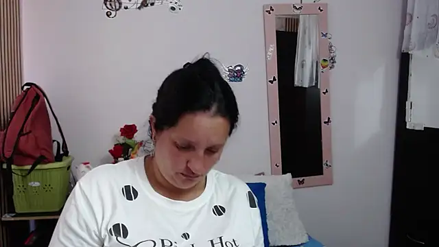 Snapshot of CristialJones_ chatting on 09-23-25, 02:02 CristialJones online show from 09-23-25, 02:02